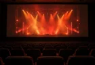 映画館の大スクリーンに映るライブのステージ照明