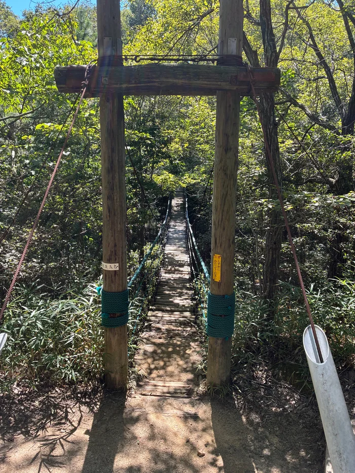 画像 森の中へ続く吊り橋の入口