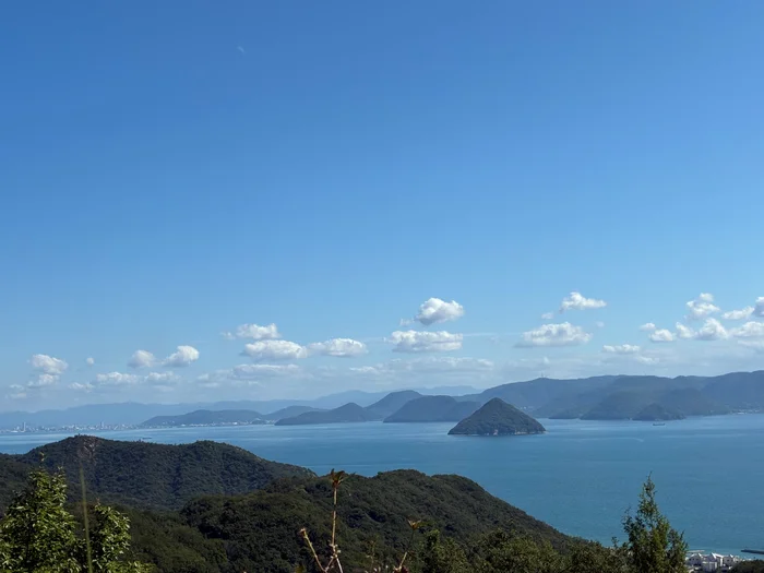 画像 展望台から見た瀬戸内海の島々と対岸の山並み