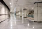 無人の地下鉄駅改札内コンコースのイメージ