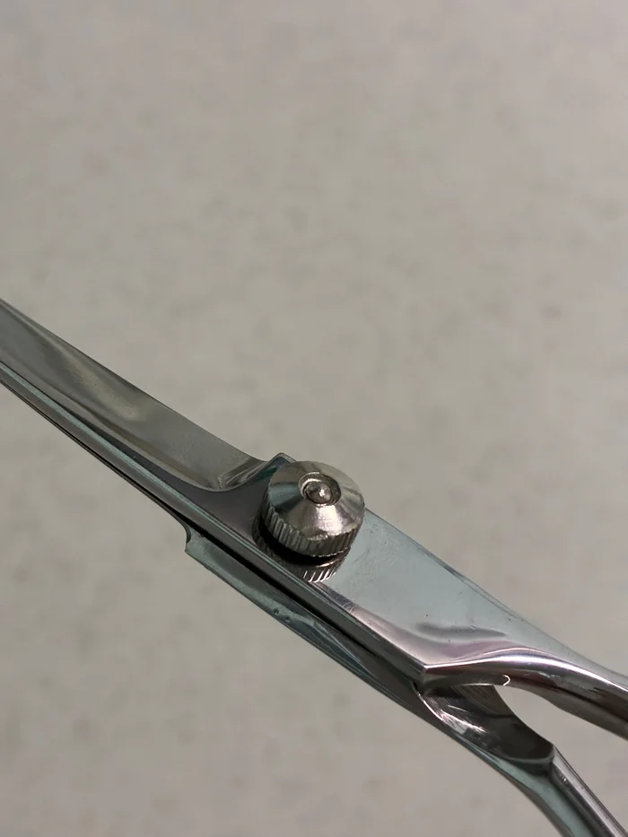 ペット用トリミングハサミの硬さ調節つまみのアップ