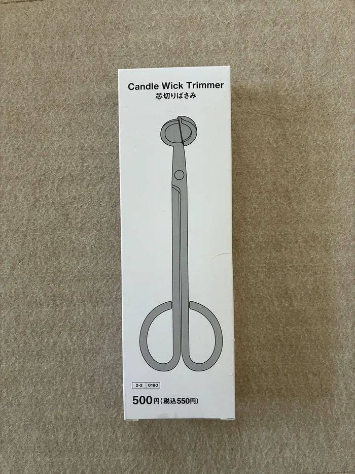 画像 スタンダードプロダクツの芯切りばさみのパッケージ正面。Candle Wick Trimmer/芯切りばさみの表記とハサミのイラスト