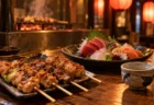 提灯の灯りと居酒屋のカウンターに並ぶ料理
