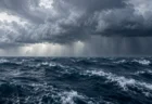 太平洋の海上に広がる厚い雨雲と荒れた波