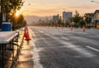 早朝の市街地コースに置かれた給水テーブルとカラーコーン