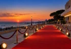 夕暮れの海沿いに無人のまま伸びる映画祭の赤いカーペット