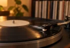 暖かい照明の部屋でターンテーブルに載ったアナログレコードと針