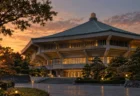 夕暮れの八角形屋根の大きな建物