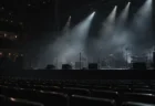 ライブ終演後の無人のコンサートステージ。客席側に向けたスポットライトが残っている