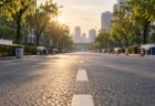 朝の光に照らされたマラソンコースの道路