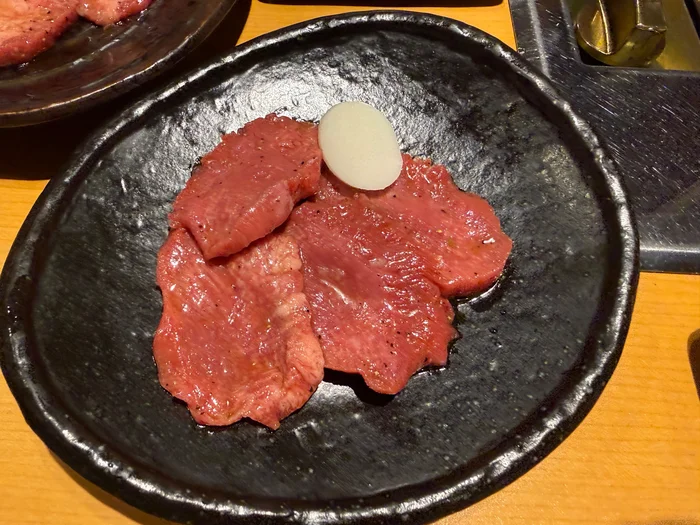 黒い石目調のお皿に盛られた焼く前の赤身タン塩