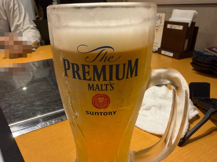 サントリー ザ・プレミアム・モルツのロゴ入りジョッキに注がれたビール