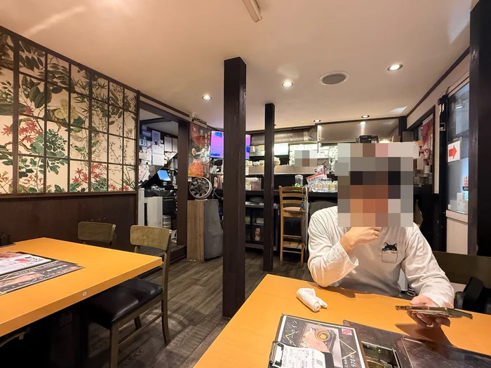 焼肉あんど 1階のテーブル席と奥の厨房