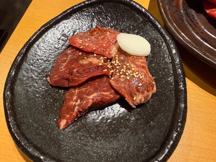 黒い石目調のお皿に盛られた焼く前のハラミ