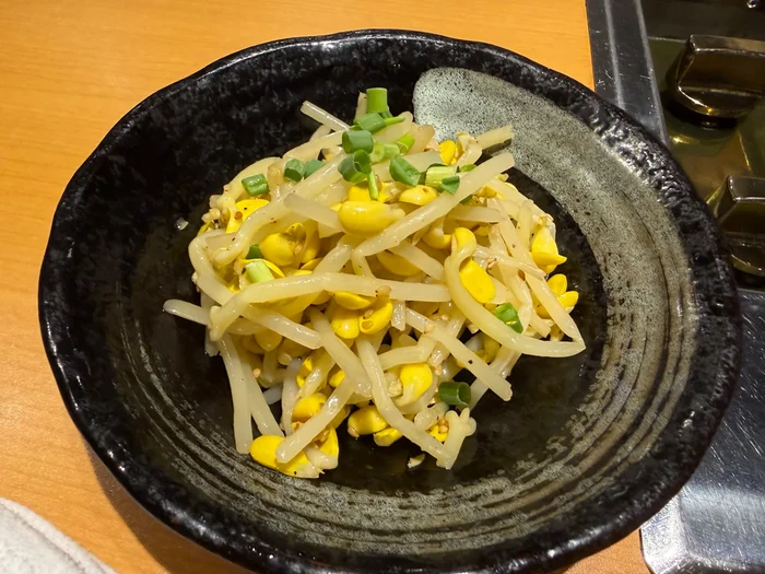 黒い小鉢に盛られた豆もやし