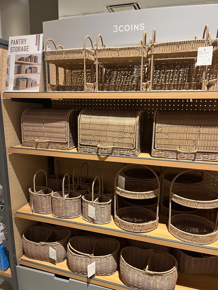 画像 3COINSの店頭に並ぶPPラタンのバスケットやラック