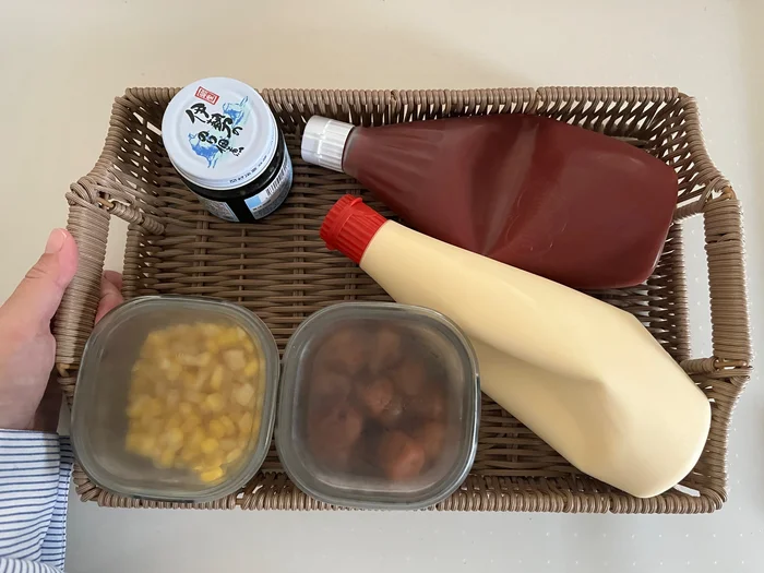 画像 PPラタントレイに調味料や小さな保存容器を載せて運ぶ様子