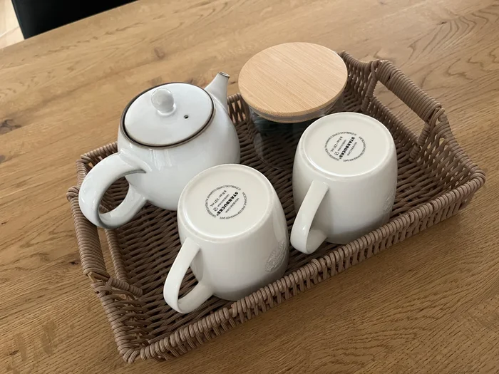 画像 PPラタントレイにティーポットとマグカップのお茶セットを入れた様子