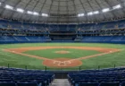 照明がともった無人のドーム球場の内野と観客席