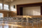 中学校の体育館のステージとエレキギター
