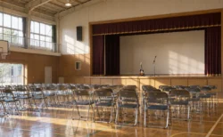 中学校の体育館のステージとエレキギター