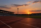夕暮れの陸上競技場のトラックと無人のスタンド