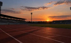 夕暮れの陸上競技場のトラックと無人のスタンド