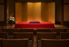 照明を落とした小さな演芸スペースの高座と座布団