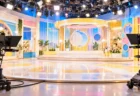 カメラとスポットライトが並ぶ無人のテレビスタジオ