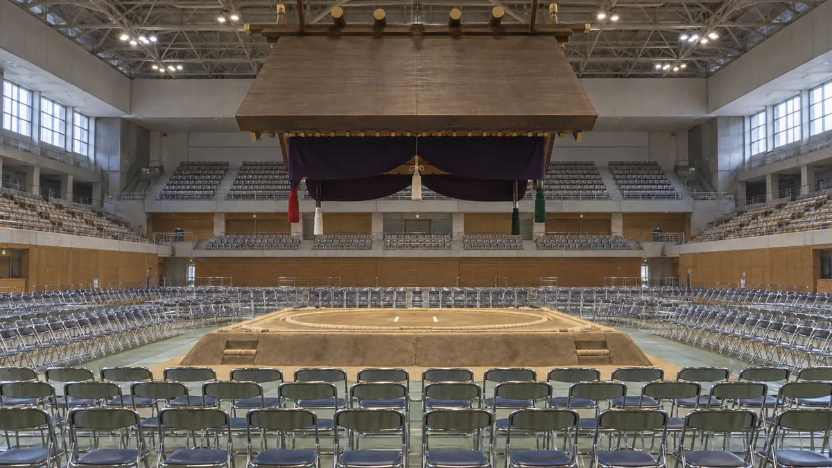 朝乃山、地元・富山の秋巡業で「三役に戻るという目標もある」　射水市の会場で恩師の長男・鶴英山に胸を出す
