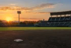 秋の夕方、大学野球の神宮球場を思わせるスタジアムの内野と外野スタンド
