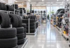 カー用品店の明るい売り場