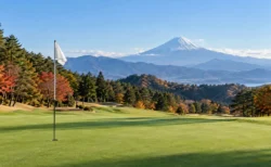 富士山を望む秋のゴルフ場のグリーンとピンフラッグ
