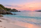 夕暮れの南の島の静かな入り江と浜辺