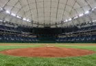 試合前の無人のドーム球場のマウンドと照明に照らされた白い屋根