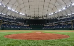 試合前の無人のドーム球場のマウンドと照明に照らされた白い屋根