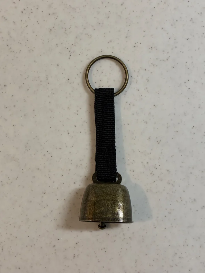 ダイソーの熊よけの鈴の全体（リングとストラップ付き）