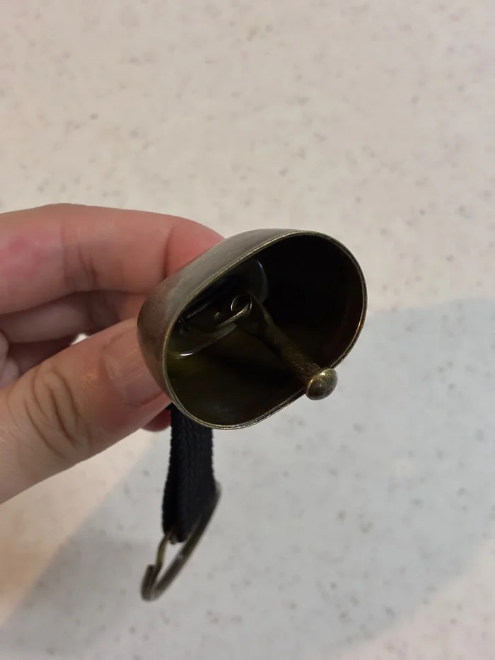 熊よけの鈴の内側に吊られた玉
