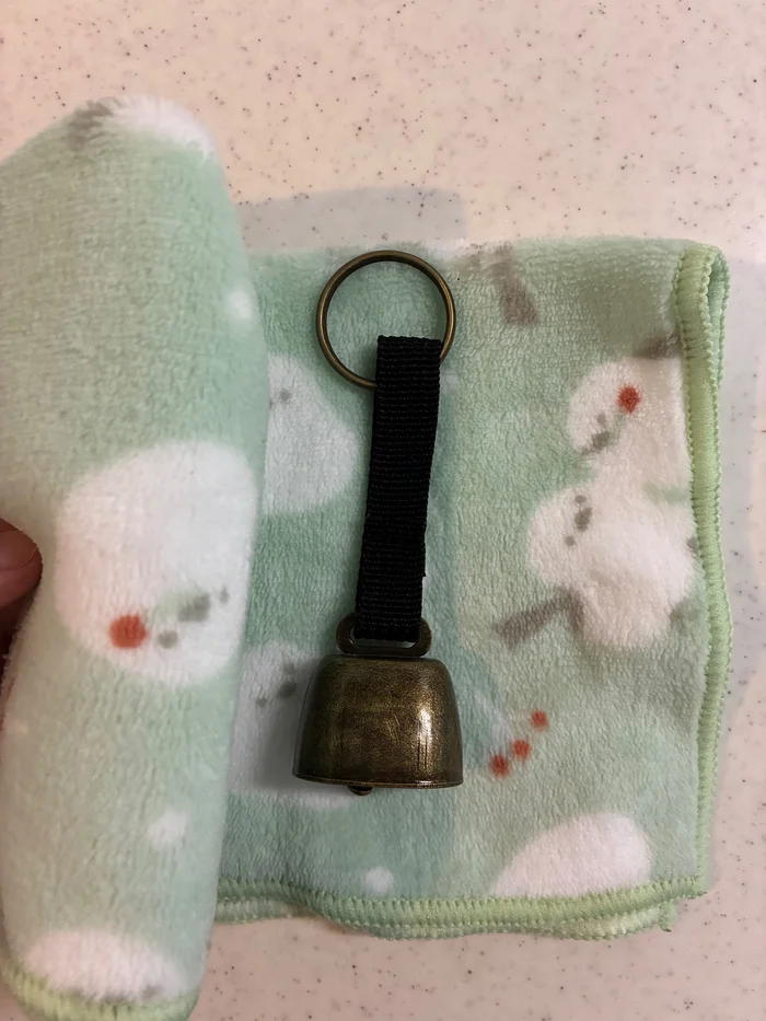 熊よけの鈴をハンカチで包んで音を止めるところ