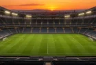 夕暮れの照明に照らされた無人のサッカースタジアム