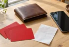 テーブルの上に置かれた財布とポイントカード、スマートフォン