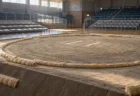 巡業会場の体育館に設けられた土俵と俵