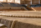体育館の中に設けられた大相撲巡業用の土俵と客席