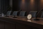ドラフト会議をイメージした、マイクと時計が並ぶ会議用テーブル