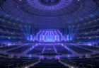 開演前の無人のドーム球場のコンサート会場とステージ照明