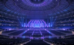開演前の無人のドーム球場のコンサート会場とステージ照明