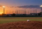 夕暮れの高校野球グラウンドのマウンドに置かれた硬式野球ボール