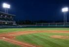 ナイター照明に照らされた夜の野球場の内野