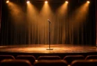 明るいスポットライトが当たるコント劇場の舞台イメージ