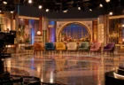照明が落ちかけた無人のテレビスタジオに、色違いの椅子が7脚並ぶ